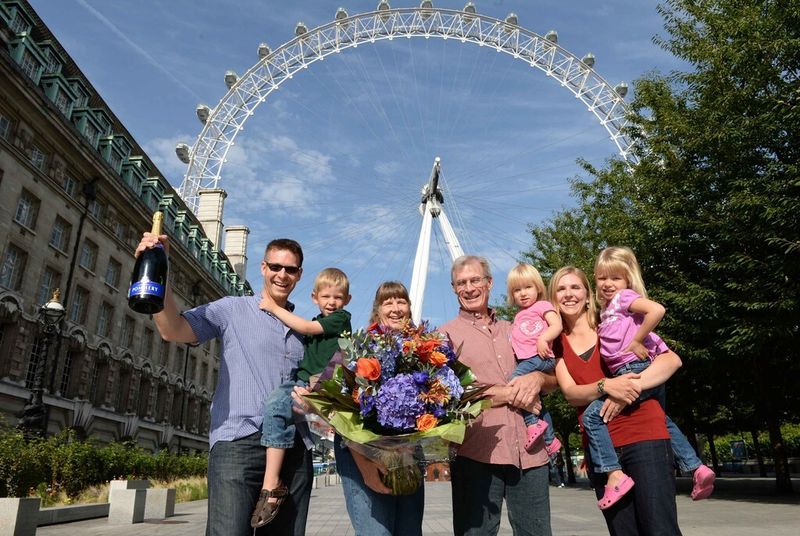 Das EDF Energy London Eye hieß den 50millionsten Besucher willkommen: die Familie Anderson Family, die mit Champagner auf das Ereignis anstieß. (Bild: EDF Energy London Eye)
