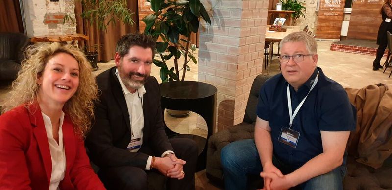 Partner Managerin Sarina Ullmann und Head of Partner Management Stephan Nolden (Macmon) im Austausch mit Roland Wächter (RW-Consult) (Bild: Macmon)