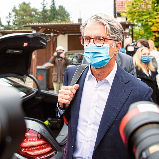 Der unter anderem wegen Betrugs angeklagte langjährige Audi-Chef Rupert Stadler kommt zu Prozessbeginn beim Landgericht in München an. Fünf Jahre nach Aufdeckung des VW-Dieselskandals beginnt jetzt der erste deutsche Strafprozess in dieser Sache. (Bild:  Matthias Balk/dpa)