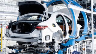 Die Autobranche kämpft mit Corona - doch die Herausforderungen sind weitaus größer (Bild: Mercedes-Benz)