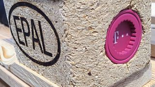 Expertenschätzungen zufolge gehen in den nächsten Jahren alle zwölf Monate weit über 1 Mrd. Geräte online – viele davon in der Logistik, wie Container, Paletten und Behälter. (Fraunhofer-IML)