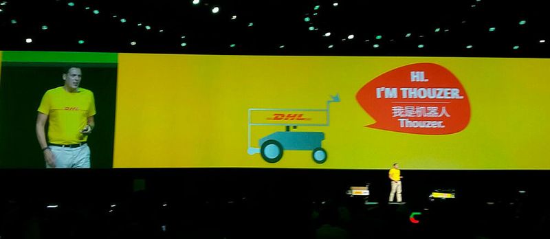 Abbildung 2: DHL-CIO Markus Voss brachte den „Throuzer“ mit auf die Bühne, der ihn dort lautlos verfolgt. (Kriemhilde Klippstatter)