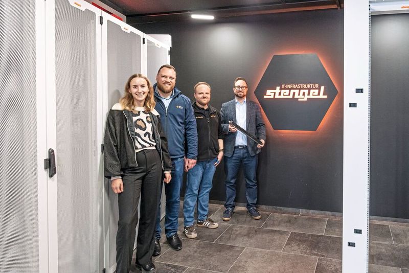 Starke Partner, wenn es um das Abdichten in Racks geht. Alisa Nagel (Stengel), Steffen Sauerbeck (Mink Bürsten), Kai Stegmaier (Stengel) und Ralf Siegler (Mink Bürsten) (v.l.). (Bild: Mink Bürsten)