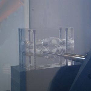 5-Achs-Simultanbearbeitung auf einer FT 4000: Einlasskanalsystem mit kollisionsgeprüfter
Hinterschnittbearbeitung. Hier der Lollipop-Kugelfräser bei der Arbeit. (Königsreuther)