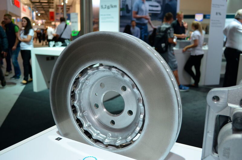 Aufwändig gefertigte Bremsscheibe - unter anderem für den Audi A8 - von der Bosch-Tochter Buderus. (Rehberg / kfz-betrieb)
