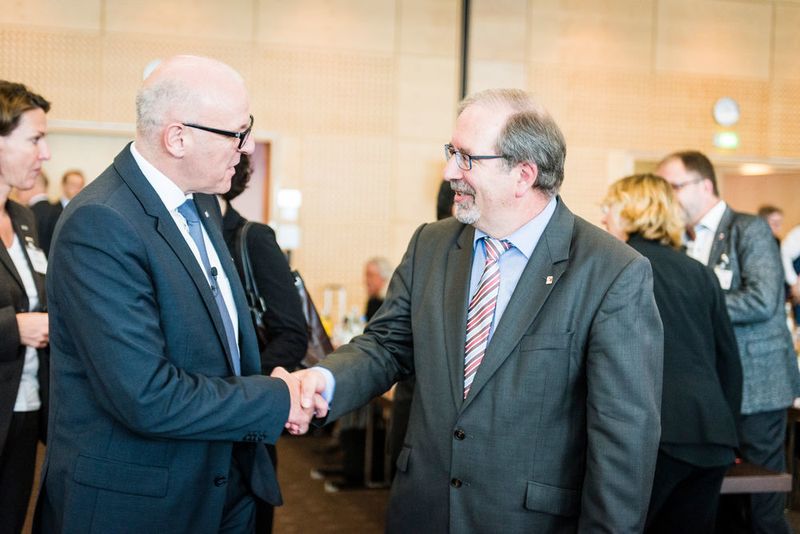 Noch haben die beiden Verhandlungsführer keine Ergebnisse zu vermelden: Georg Müller (li.) steht für den BAVC auf Arbeitgeberseite, Peter Hausmann (re.) von der IG BCE verhandelt für die Arbeitnehmer. (Stefan Koch / IG BCE)