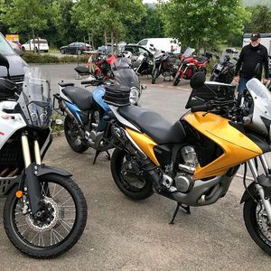 Auch wenn Mittelklasse-Reiseenduros wie diese für fränkische Landstraßen perfekt sind, zogen die meisten Teilnehmer doch schwereres Material vor.(Bild:  Dotzler, Dominsky, Lacher, Maderner, Michel, Rosenow, Schweitzer/»kfz-betrieb“)