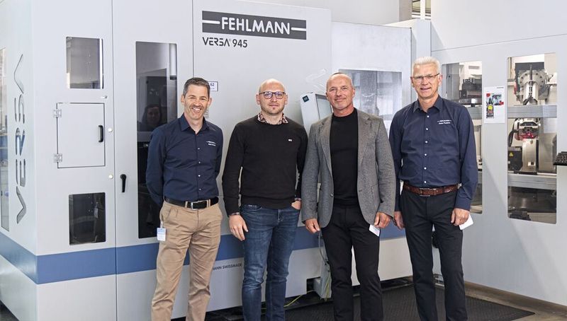 Vor der Versa 945 bei Escha: Alain Strebel (Fehlmann), Benjamin Unruh (Escha), Enrico Akkerman (Gibas) und Peter Potjans (Fehlmann). (Bild: Fehlmann AG)