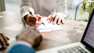 Dank eines Urteils des OLG Schleswig gewinnen Verbraucher ihre Bonität trotz Schufa-Eintrag jetzt viel früher zurück. (Bild: Rodnae Productions - Pexels.com)