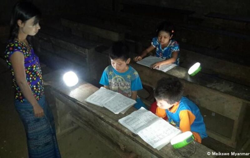 Bild 3: Solarlampen helfen Kindern beim Lernen in Myanmar  (Panasonic)