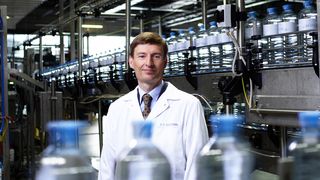 Herbert Schlossnikl, Vostand Produktion, Technik bei Vöslauer Mineralwasser: „Bis 2018 haben wir hier keinen Modernisierungsbedarf, und wenn der Bedarf überproportional wachsen sollte, können wir einfach den Redundanzkompressor zuschalten.“ (Voeslauer)