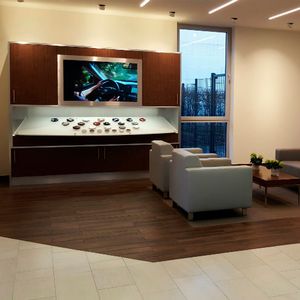 Für Lounge-Ecken und Showroom, Werkstatt- und Bürobereiche samt Ersatzteillager steht eine Gesamtfläche von 400 Quadratmetern zur Verfügung.(Foto:  Möhler Gruppe)