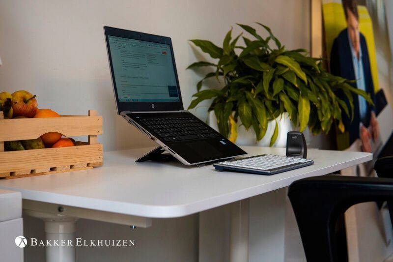 Dank der mitgelieferten Software Work&Move werden Nutzer daran erinnert, die Haltung zu wechseln und stehen laut Bakker Elkhuizen rund 83 Prozent mehr als Nutzer ohne den Software-Coach. (Bakker Elkhuizen)