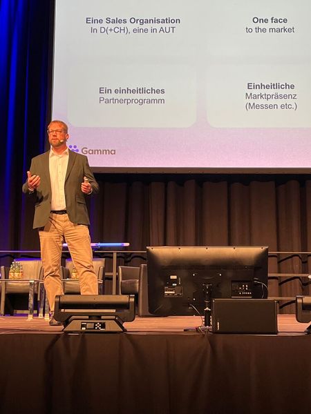 Alexander Seyferth, Geschäftsführer Gamma Sales, präsentiert die neue Vertriebsorganisation und das neue Partnerprogramm. (Bild: Vogel IT-Medien)