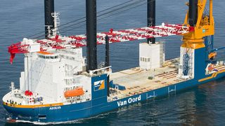 Das Offshore-Installationsschiff Aeolus auf See. (Bild: Van Oord)