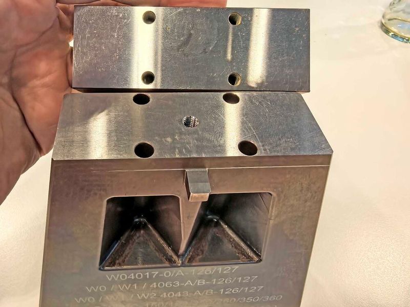 Die gehärteten, lediglich einseitig plangeschliffenen und mit Gewindebohrungen versehenen Rohlinge werden mit vier Schrauben auf dem selbst entwickelten Werkstückträger fixiert und ermöglichen so eine effektive, kollisionsfreie Fünfseitenbearbeitung. (Bild: Klaus Vollrath)