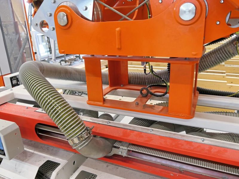 Detailaufnahme der Einblasplatte G3 Einblasmoduls: Über die Schläuche werden die Dämmstoffe eingeblasen. (Bild: Lion Communication)