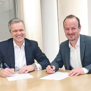 Baramundi Software wird Teil der Wittenstein-Gruppe: Uwe Beikirch (l.), Vorstand der Baramundi Software AG, und Dr. Dirk Haft, Vorstand der Wittenstein SE, während der Vertragsunterzeichnung.