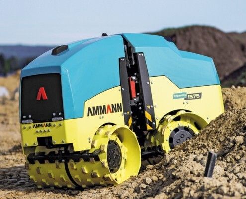 Red Dot Award 2015 - RAMMAX 1575 von Ammann: Diese ferngesteuerte Grabenwalze hat ein wartungsfreies Knick-Pendelgelenk, das permanenten Bodenkontakt für optimale Traktion und Verdichtung garantiert. Die solarbetriebene Fernsteuerung nutzt aus Sicherheitsgründen Infrarot-Technik, sodass die Bedienung der Maschine nur bei Sichtkontakt möglich ist; dank eines zweiten Empfängers können Hindernisse jedoch störungsfrei umfahren werden. Die beiden Maschinenhauben lassen sich für Service und Wartung vollständig öffnen. (Bild: Red Dot)