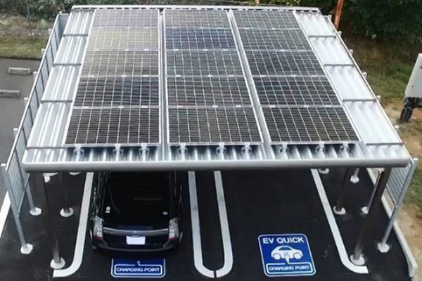 Die neue Solartankstelle von Kyocera an einer Autobahnraststätte. (Kyocera)