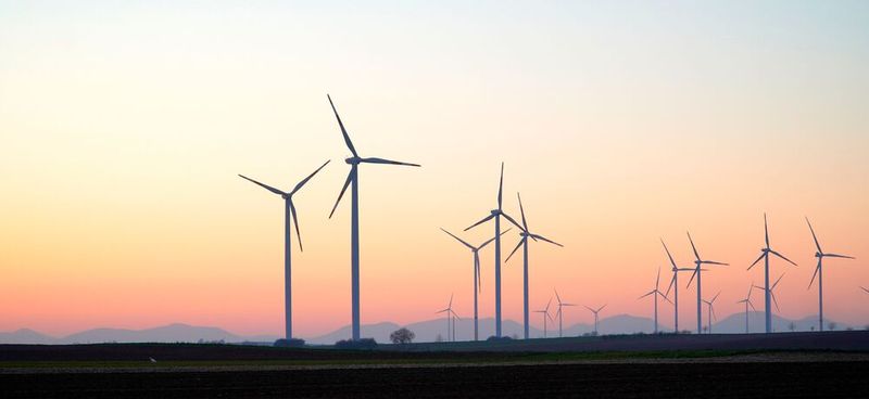 Nicht nur Autos: Logik- und Leistungs-ICs sind essenziell für elektronische Systeme, die etwa in Windkraft- und Fotovoltaikanlagen zum Einsatz kommen.(Bild:  frei lizenziert /  Pixabay)