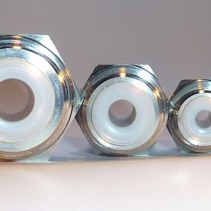 Blick auf die spezielln Überwurfmuttern für das bereits erfolgreich getestete Schmitz-Verfahren.(Bild:  Schmitz Siegen)