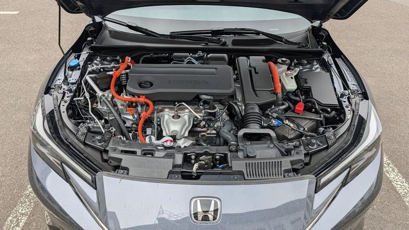 3. Der Antrieb: Im frontangetriebenen Prelude ist ein Vollhybrid-Antrieb mit einer Systemleistung von 135 kW/184 PS verbaut, mit einem maximalen Drehmoment von 315 Nm. Beim Verbrennungsmotor handelt es sich um einen 2,0-Liter-Vierzylinder-Saugmotor mit 105 kW/143 PS. Die Besonderheit von Hondas Antriebskonzept ist, dass der Benzinmotor in den meisten Fahrsituationen lediglich als Generator dient, um Strom zu erzeugen. Den Hauptantrieb übernimmt der Elektromotor. Nur bei konstant höheren Geschwindigkeiten, wie sie klassischerweise auf der Autobahn gefahren werden, übernimmt der Verbrenner direkt den Antrieb. Das wirkt sich dann auch entsprechend auf den Verbrauch aus. Obgleich er nur 180 PS auf die Straße bringt, acht Sekunden braucht, um von 0 auf 100 km/h zu beschleunigen, und die Höchstgeschwindigkeit bei 188 km/h abgeregelt ist, fährt sich der Prelude wie ein echtes Sportcoupé. (Bild: Rosenow – VCG)