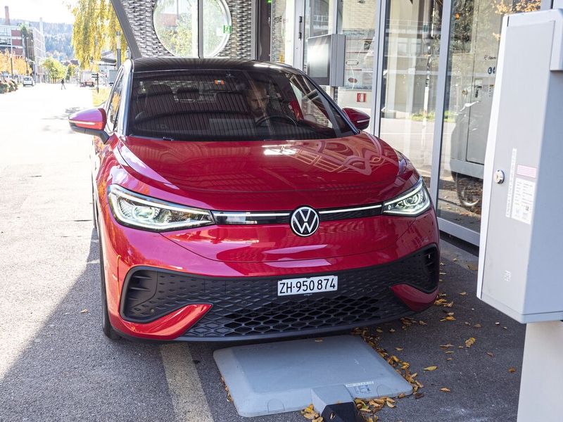 Ein umgerüstetes E-Auto lädt kabellos über die im Boden integrierte Spule – der Ladevorgang startet automatisch, sobald das Fahrzeug korrekt parkiert ist. (Bild: Empa)