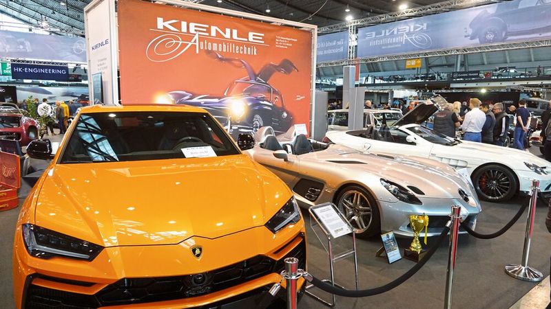 Immer häufiger zu sehen: Selbst bekannte Oldtimer-Betriebe bieten immer öfter auch protenzielle Oldtimer von morgen und übermorgen an. (Bild: Dominsky –  »kfz-betrieb«)