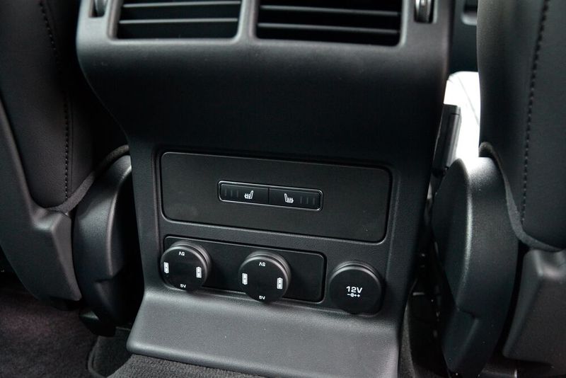 Noch angenehmer ist es, wenn sich auch die Sitzplätze im Fond heizen lassen. Dann gibt es keinerlei Diskussion darüber, wer vorne sitzen darf. (Bild: Michel/»kfz-betrieb«)