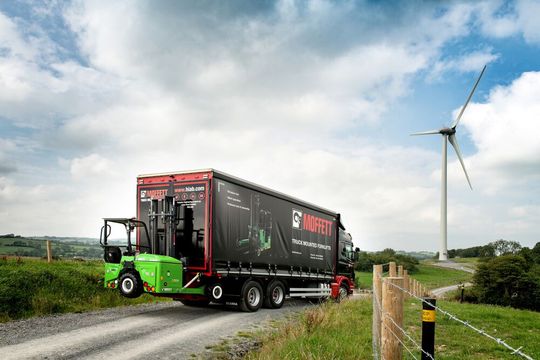 Das Neueste vom Neuen: der Elektro-Mitnehmstapler Moffett E4 NX reist gerne huckepack am Trailer.(Bild:  Hiab)