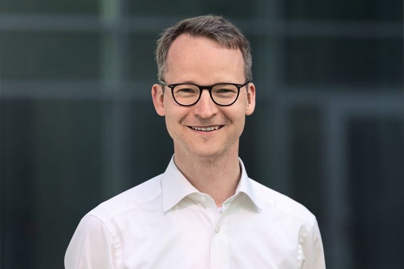 Dr. Karl-Peter Fritz, Leiter des Hahn-Schickard-Instituts für Mikroaufbautechnik: „In einem Deep-Dive zu maschinenintegrierter Sensorik lernen die Teilnehmer spannende Möglichkeiten kennen, wie Messgrößen in einer Maschine erfasst werden können, die bisher gar nicht verfügbar waren.“(Bild:  Hahn-Schickard)