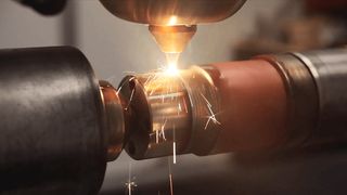 Laserauftragschweißen an einer Eisenbahnachse: Etxetar setzt LMD bei hochwertigen Bauteilen ein, bei denen ein präziser, lokaler Materialauftrag Reparaturen, Verstärkungen und eine verlängerte Lebensdauer ermöglicht. (Bild: Etxetar)