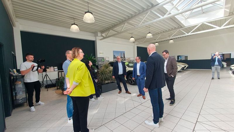 Bei jedem Besuch der Top-Betriebe des Automotive Business Awards findet nach einem ausführlichen Gespräch, in dem die Autohäuser ihre Projekte detailliert vorstellen, ein Betriebsrundgang statt. S+K-Geschäftsführer Carsten Schulz führte die Jury durch die Ausstellung und die Werkstatt. (Bild: Mauritz – VCG)