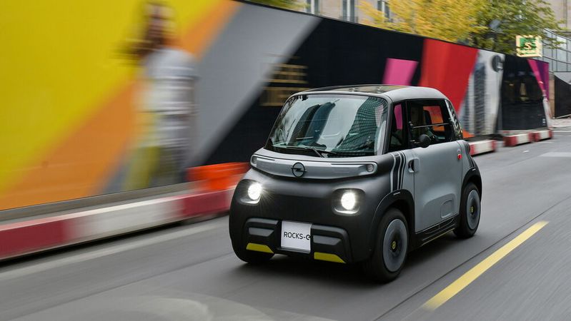 Der Rocks-e von Opel ist kein Auto, sondern ein Moped mit Dach und vier Rädern – zugelassen als Leichtkraftrad. (Bild:  Opel)