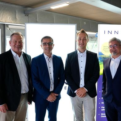 V. l. n. r.: Dr. Thomas Spies (Oberbürgermeister Universitätsstadt Marburg), Dr. Martin Egger (CEO Innexis Gruppe), Markus Stertmann (Innexis Marburg), Sasha Savic (CEO E2S Power) (Bild: Innexis)
