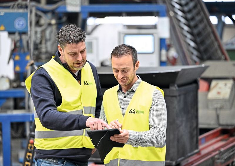 Willem Reinink, Managing Director of Morein Plastics GmbH (left in the picture) – here in conversation with Björn Lieven from BSG (right) – says: 