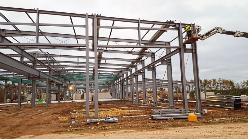 Bischof Stahl-Projekt-Bau plant, fertigt und montiert Stahlkonstruktionen jeglicher Art: Bereits in der Angebotsphase geht der Ammerländer Stahlbauer individuell auf die jeweiligen Projektanforderungen für Industrie-, Gewerbe- oder Sonderbauten aus Stahl ein.  (Bischof Stahl-Projekt-Bau)