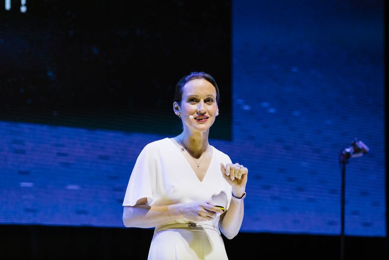 Das Credo der Jetpilotin und Raumfahrerin Nicola Winter bei ihrer Keynote im Rahmen der 100-Jahrfeier von Conrad Electronic: „Mit Mut, Empathie, Disziplin, Leidenschaft und einem Quäntchen Glück können wir es überall hinschaffen. Denn mit allen Teilen des Erfolgs ist selbst der Mond greifbar.“  (Bild: M. Kofler)