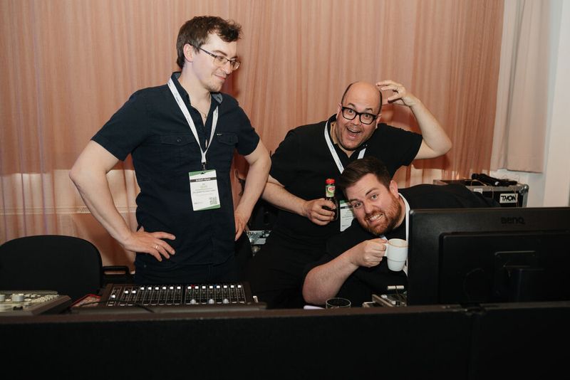 So sind sie, die Veranstaltungstechniker. Und so lieben wir sie. (Bild:  Manuel Emme Fotografie)