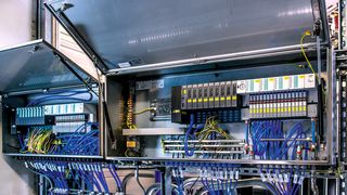 Im ersten Teilabschnitt der neuen Produktionsanlagen von Schill & Seilacher Chemie kamen nur Einzelschränke mit einzeiligem Aufbau zum Einsatz. (Bild: Bürkert)