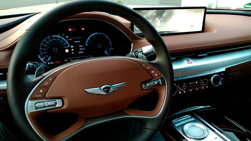 9. Die Bedienung: Das Cockpit ist aufgeräumt, häufig benötigte Funktionen sind leicht zugänglich. Das Feld für die Touch-Aktivierung der Sitzlüftung befindet sich direkt neben dem Wahlrad für die Temperatur und ist recht groß. Das ist gut für leichtes Bedienen – führte aber häufig zum ungewollten Aktivieren. (Bild: Thomas Günnel/Automobil Industrie)