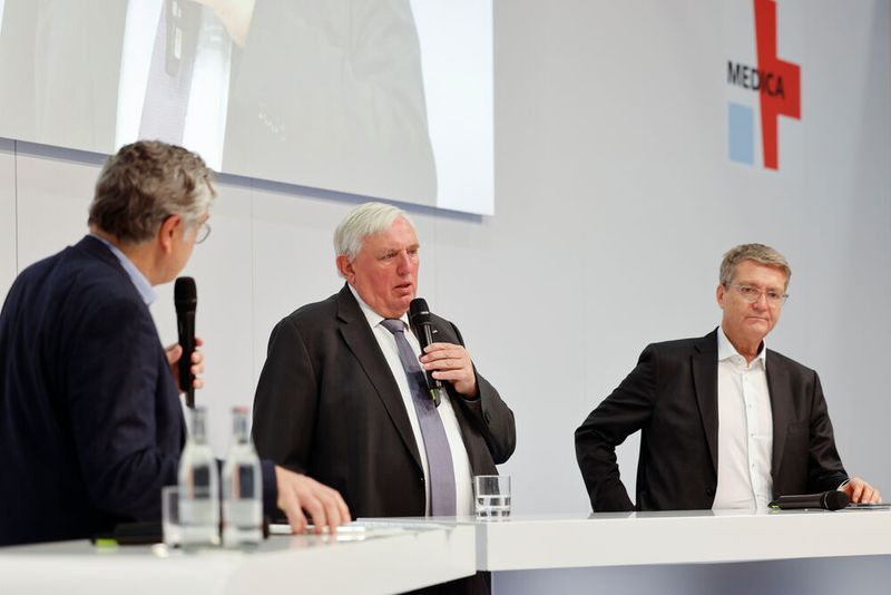 Am 17. November besuchte auch Karl-Josef Laumann (2. v. l. ), Minister für Arbeit, Gesundheit und Soziales des Landes Nordrhein-Westfalen (NRW), die Veranstaltung. Er nahm an der Auftaktveranstaltung zum 48. Deutschen Krankenhaustag teil.  (Bild: Messe Düsseldorf / Tillmann)