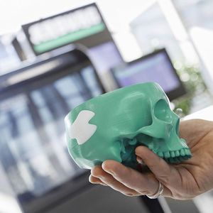 Per additiver Fertigung wieder gut geschützter Denkapparat: Exemplarisch fertigt ein Arburg-Freeformer auf der formnext 2016 aus medizinischem PLA-Granulat individuelllen Ersatz für einen fehlenden Schädelknochen an. Dabei gehts im dramatischsten Sinne, und free nach Shakespeare geformuliert um „Sein oder nicht sein...“