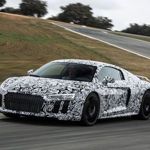 Von außen wirkt der nach wie vor leicht camouflierte R8 niedrig, aggressiv und hochmodern. Scharf gezogene Linien und Kanten unterstreichen die Familienähnlichkeit mit den jüngsten Audi-Modellen.(Foto:  Audi)