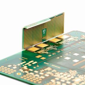 Bild 2: Die Baugruppe ist so dimensioniert, dass die nach dem Biegen entstandenen Leiterplattenlaschen das Gehäuse an den Seiten exakt ausfüllen und die Gehäusewand thermisch kontaktieren.(Bild:  Häusermann)