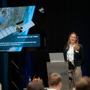 Johanna Buschmann, M.Sc., erhielt den Peter-Dornier-Stiftungspreis 2026 für ihre Masterarbeit am DLR zur höheren Impact-Toleranz von 3D-Geweben gegenüber 2D-Laminaten in der Luftfahrt.(Bild:  Dornier)