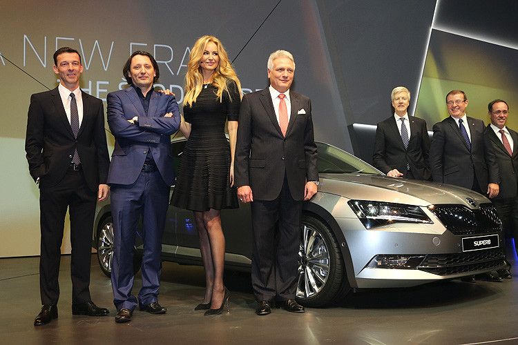 Obwohl die Weltpremiere nicht im Rahmen einer Automesse stattfand, holten sich die Verantwortlichen den Glanz des Showbusiness dazu. Im Bild das Model Adriana Karembeu. (Foto: Skoda)