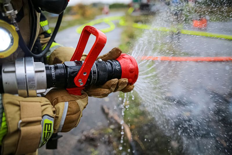 AWG stellt Strahlrohre und wasserführende Armaturen für die Brandbekämpfung sowie Pumpen und Pumpenzubehör her. Zudem gehören Wasserwerfer und Monitoranlagen für den mobilen und stationären Brandschutz zum Produktprogramm. (Bild: JP Gansewendt Photography)