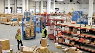 Im neu bezogenen Import-Gateway Cologne in der Nähe des Flughafens Köln/Bonn laufen derzeit täglich Sendungen aus über 140 Ländern durch die zolltechnische Bearbeitung. Bild: TNT Express (Archiv: Vogel Business Media)